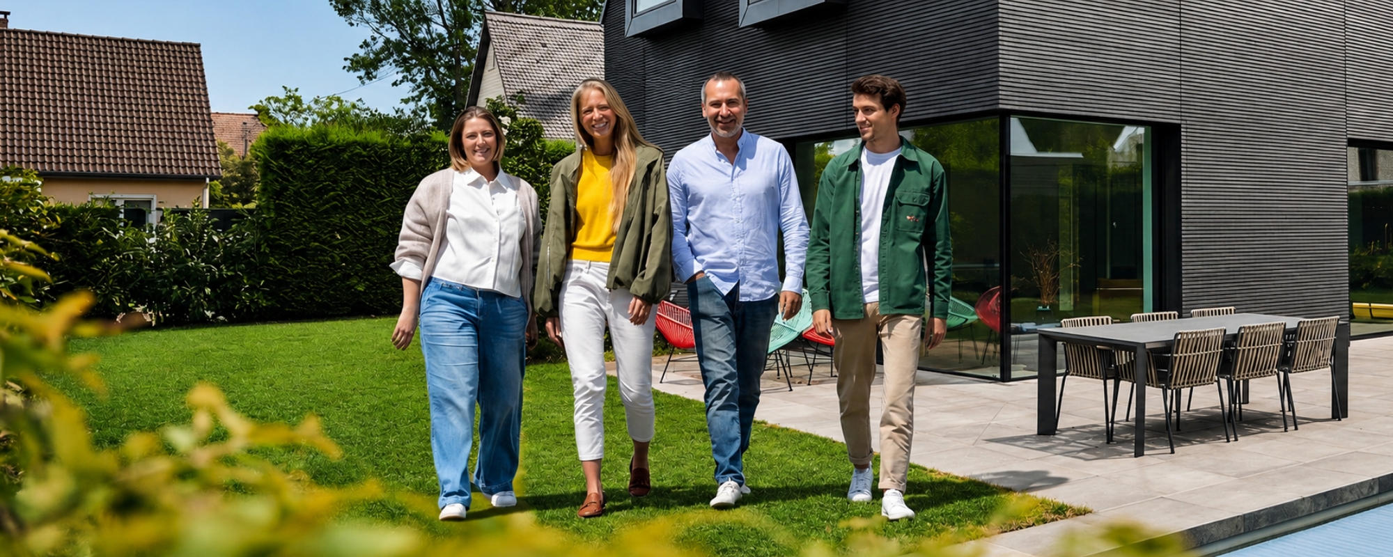 Équipe d'une agence immobilière en pleine discussion avec un client autour d'une table extérieure, offrant des conseils sur l'achat ou la vente de biens immobiliers.